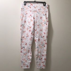 NWOT Fabletics Leggings 7/8 White w/Flowers Large